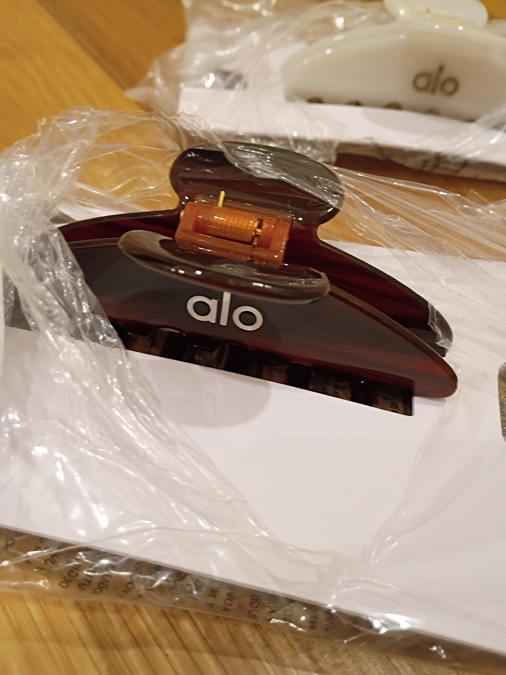 ALO Yoga Brown Tortoiseshell Hair Claw Clip - Deep Brown